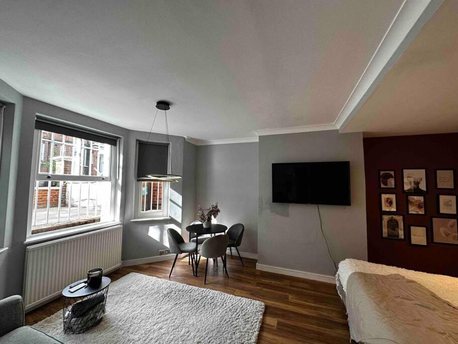 Spacious Studio For 4 Near Regents Park N1 ロンドン エクステリア 写真